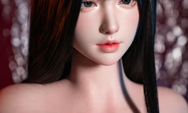 硅胶材质肌肤触感细腻，关节可动设计，能摆出你心中的每一个经典 Pose。