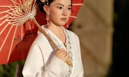 朱伞映白衫，红裙惹尘烟。 一伞一衣，一步一江湖。 旧门深巷，伞下是人间。