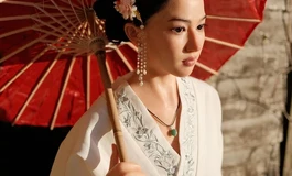 朱伞映白衫，红裙惹尘烟。 一伞一衣，一步一江湖。 旧门深巷，伞下是人间。