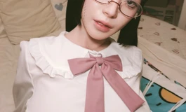 我空洞的眼神凝望着她