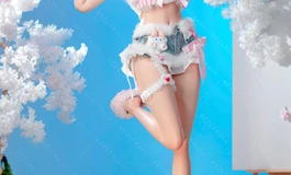 她是迟来的春汛，偏要漫过心尖的荒芜才肯停歇