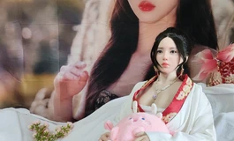 新买了个背景布。梦越和杨超越真是太像了！真是个漂亮的小美人！